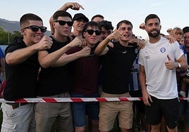 Sivera, junto al grupo de jóvenes que le animó durante todo el choque.