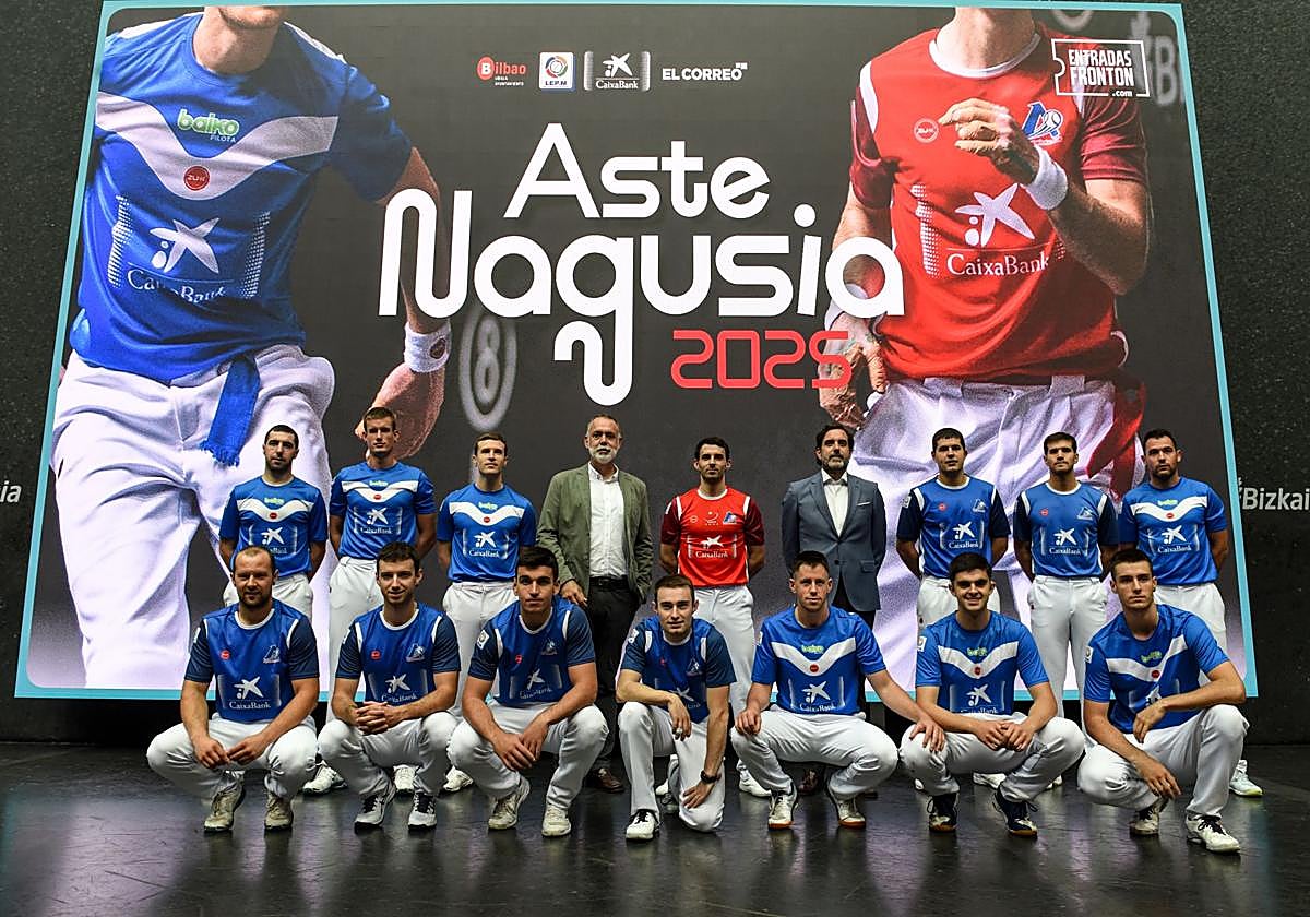 Pelotaris participantes y patrocinadores en la cancha del frontón Bizkaia.
