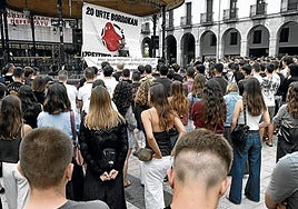 Decenas de jóvenes se concentraron el domingo en Azpeitia contra la «actuación desproporcionada» de la Policía Local y la Ertzaina.
