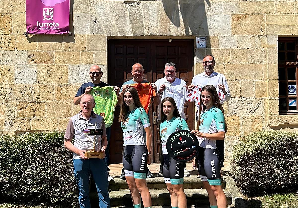 El Director General de Deportes de la Diputación, Carlos Sergio, junto con los representantes de ambos ayuntamientos y los organizadores de la prueba.