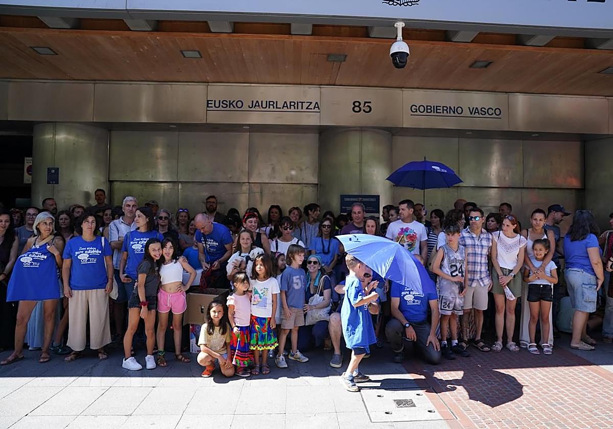 Las familias se han concentrado esta mañana frente a la sede del Gobierno vasco de Bilbao.