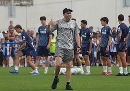 Coudet da indicaciones durante el entrenamiento a puerta abierta en Ibaia.