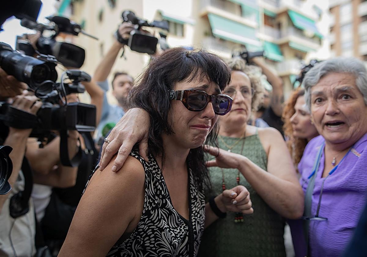 Juana Rivas lleva a su hijo menor a punto de encuentro familiar acordado en Granada.
