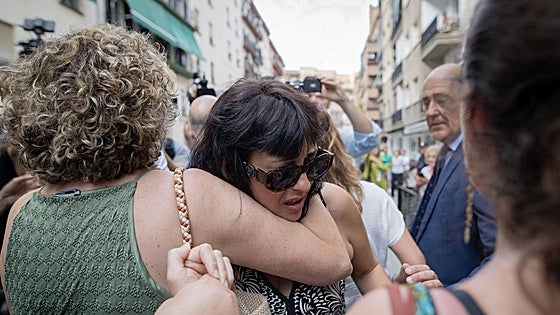 Una ambulancia se lleva a Juana Rivas tras entregar a su hijo menor a su padre