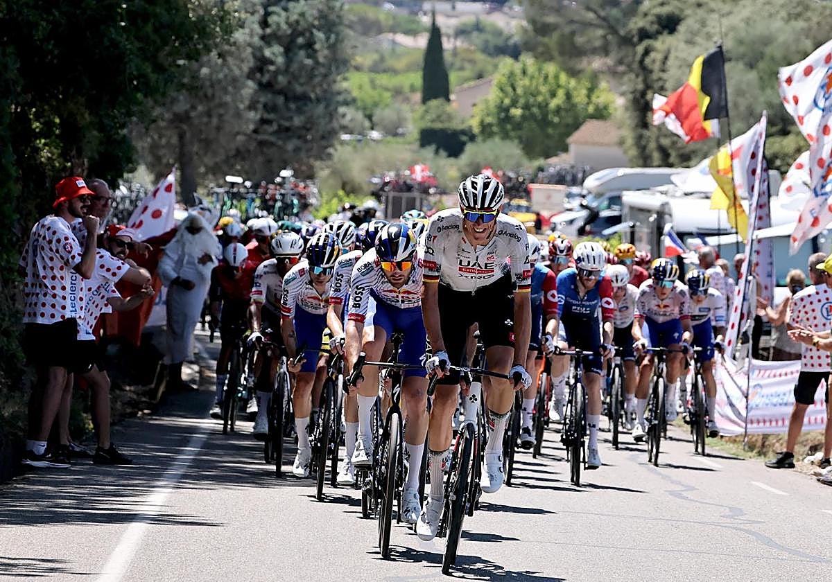 El intimidatorio gesto de un ciclista del UAE a uno de Movistar