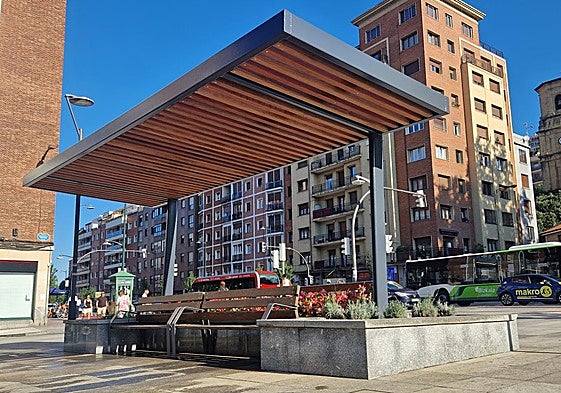 La plaza San Pedro de Deusto estrena dos pérgolas para dar más sombra