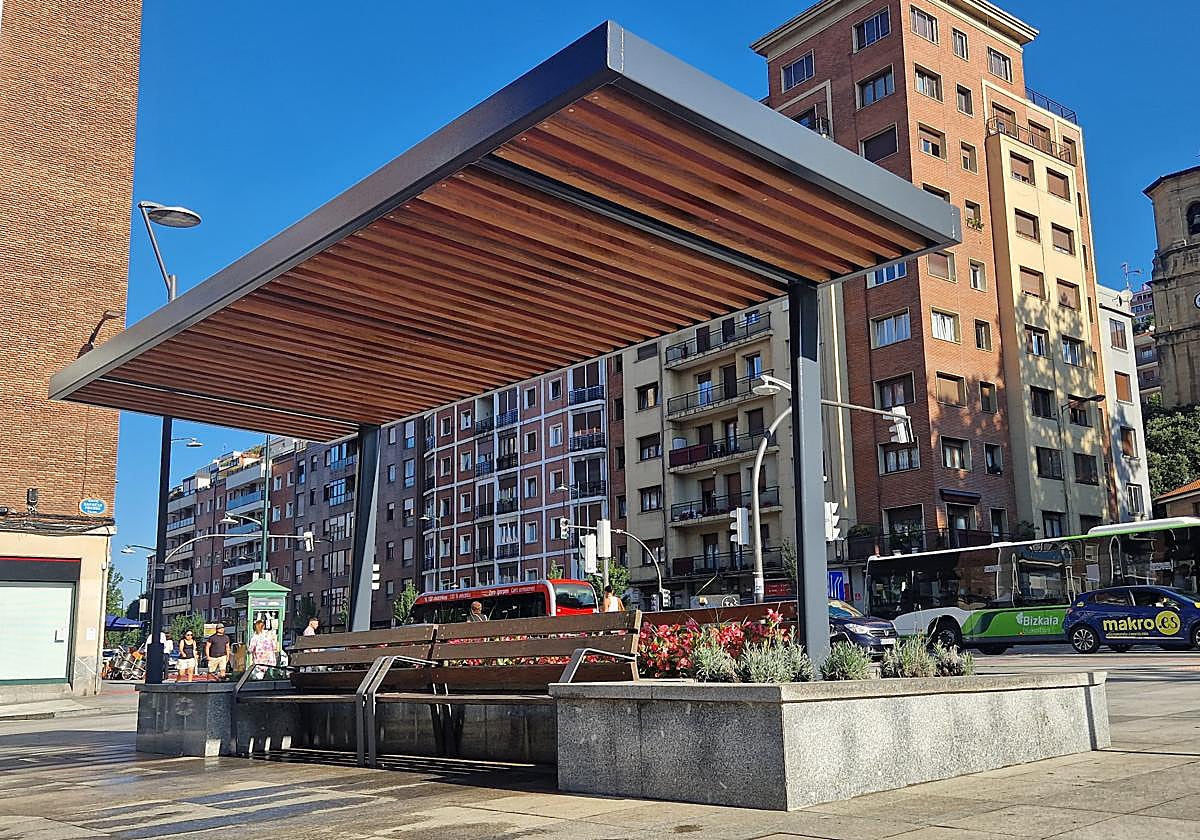 La plaza San Pedro de Deusto estrena dos pérgolas para dar más sombra