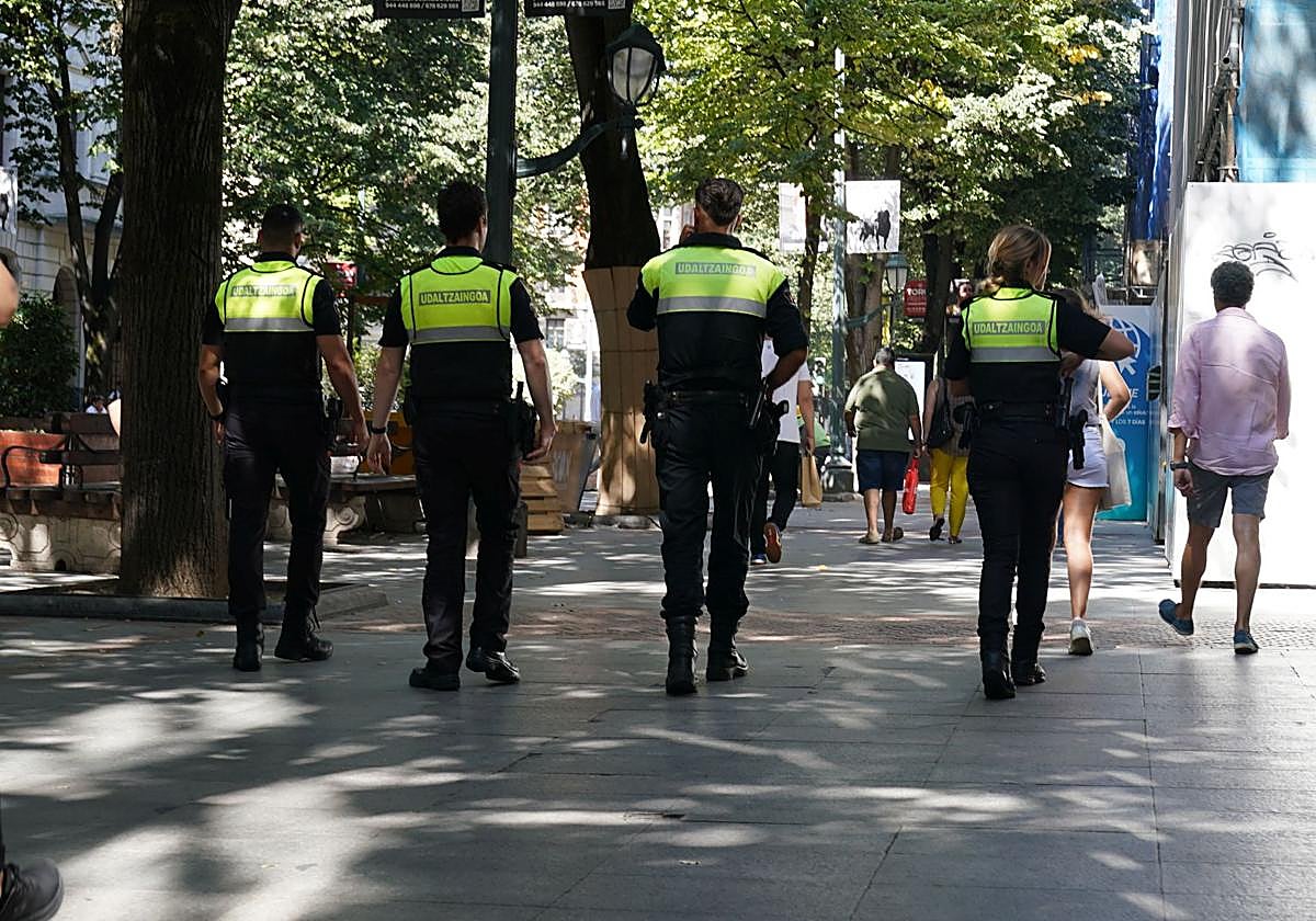 Agentes de la policia municipal de Bilbao patrullando por la Gran Vía de Bilbao.