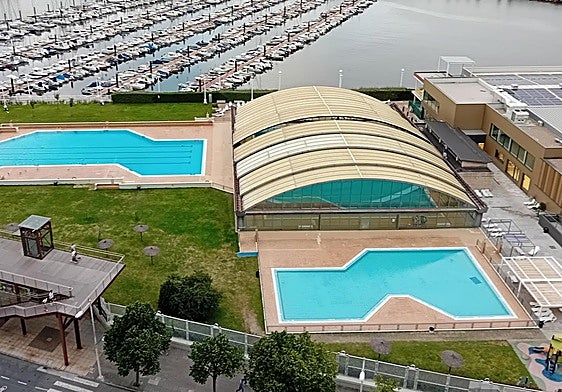 Vista general de las piscinas del polideportivo municipal Mikel Trueba, en el que se han invertido 7 millones de euros en su reforma.