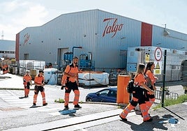 Trabajadores de la planta que Talgo tiene en la localidad alavesa de Rivabellosa.