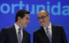 El presidente y el consejero delegado de BBVA, Carlos Torres y Onur Genç