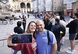 Unos turistas se toman un selfi en la plaza de la Virgen Blanca.