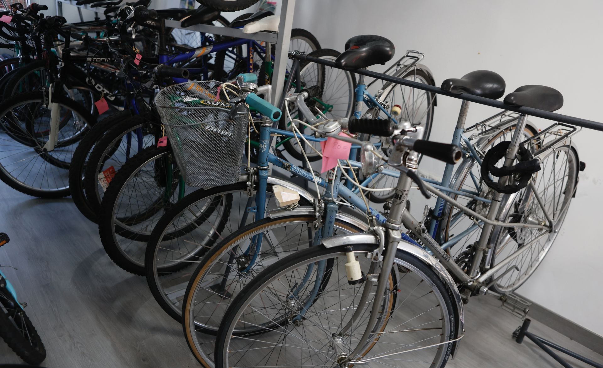 Abre en Bilbao una tienda que da una segunda vida a bicicletas olvidadas y a migrantes en busca de un futuro mejor