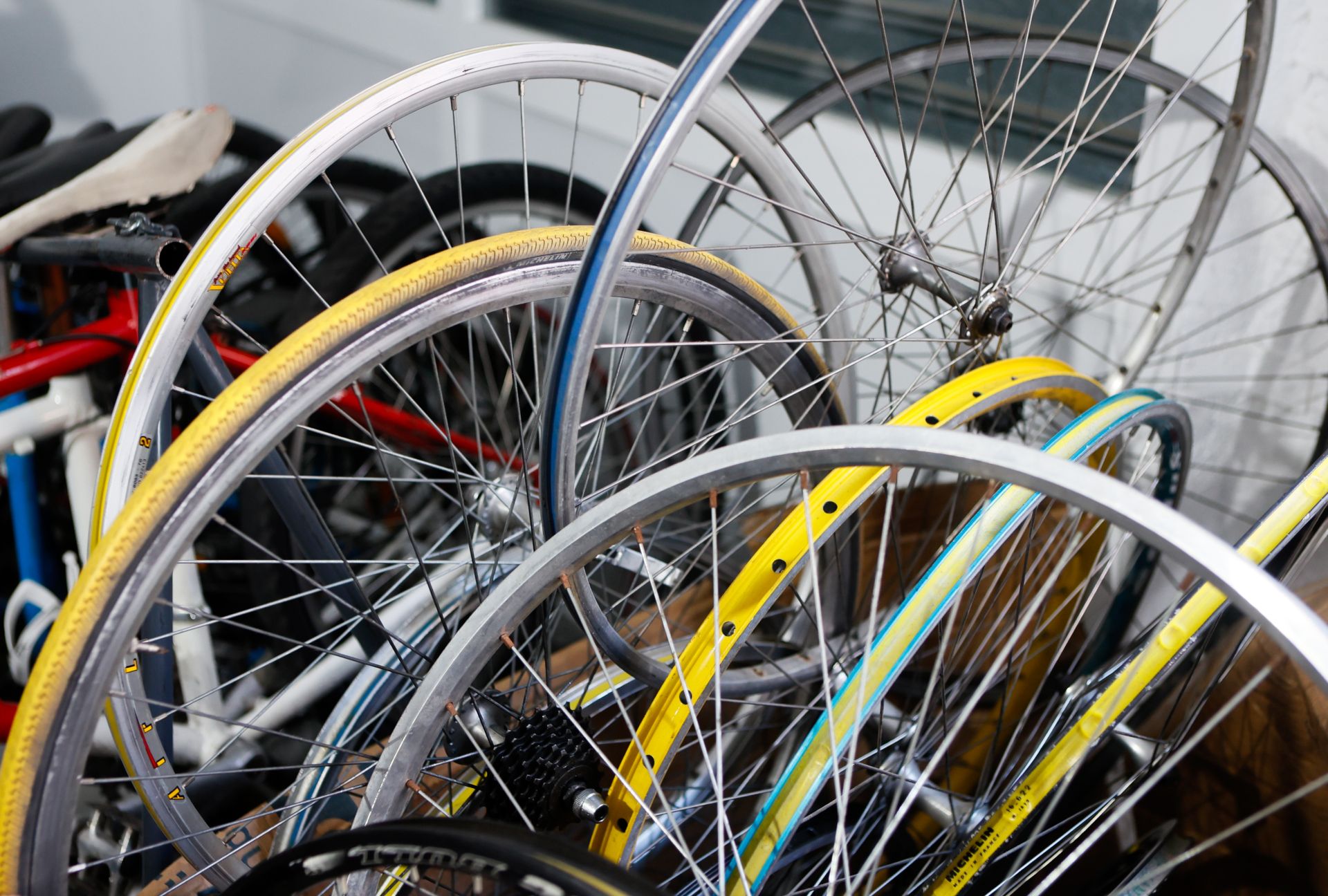 Abre en Bilbao una tienda que da una segunda vida a bicicletas olvidadas y a migrantes en busca de un futuro mejor