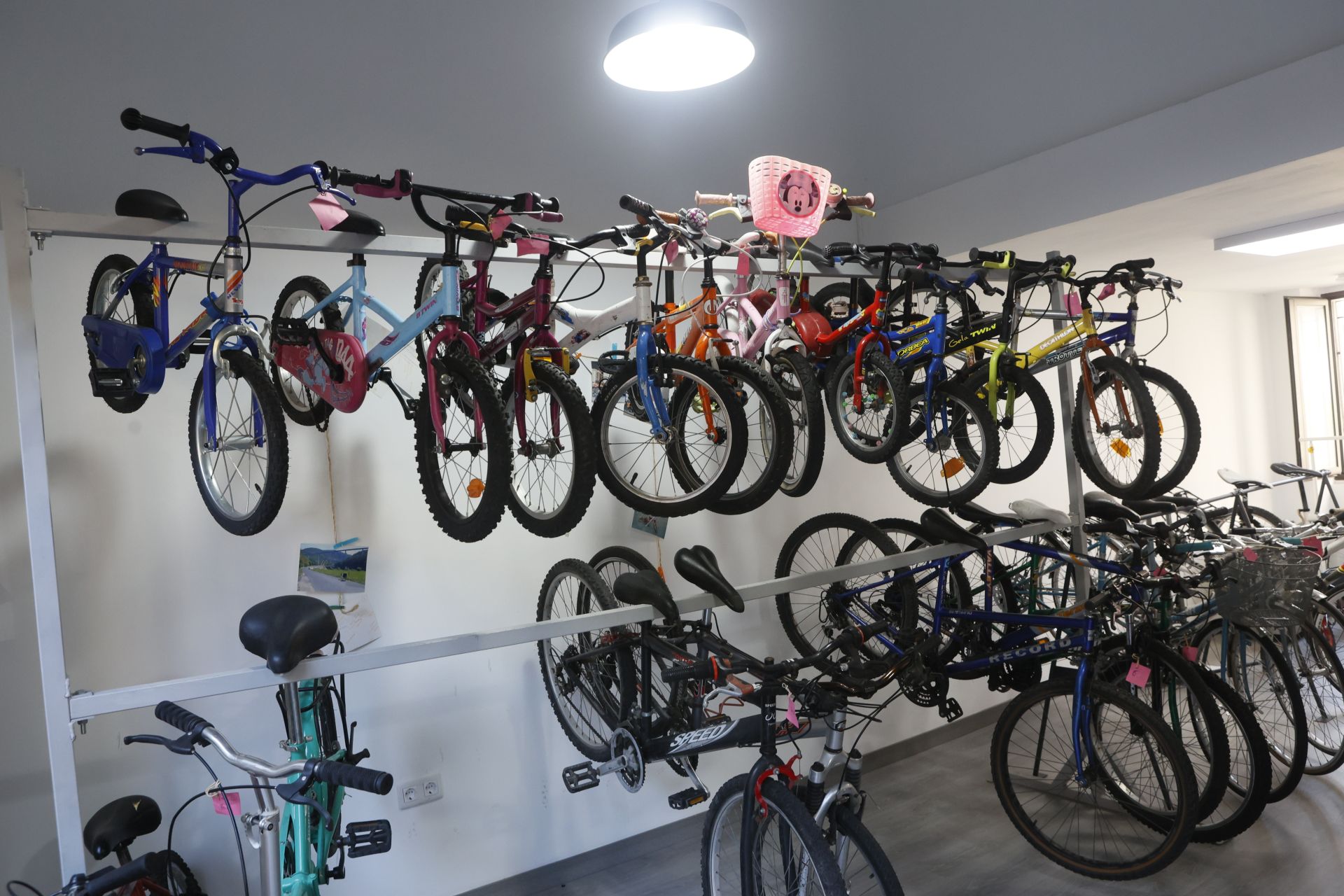 Abre en Bilbao una tienda que da una segunda vida a bicicletas olvidadas y a migrantes en busca de un futuro mejor