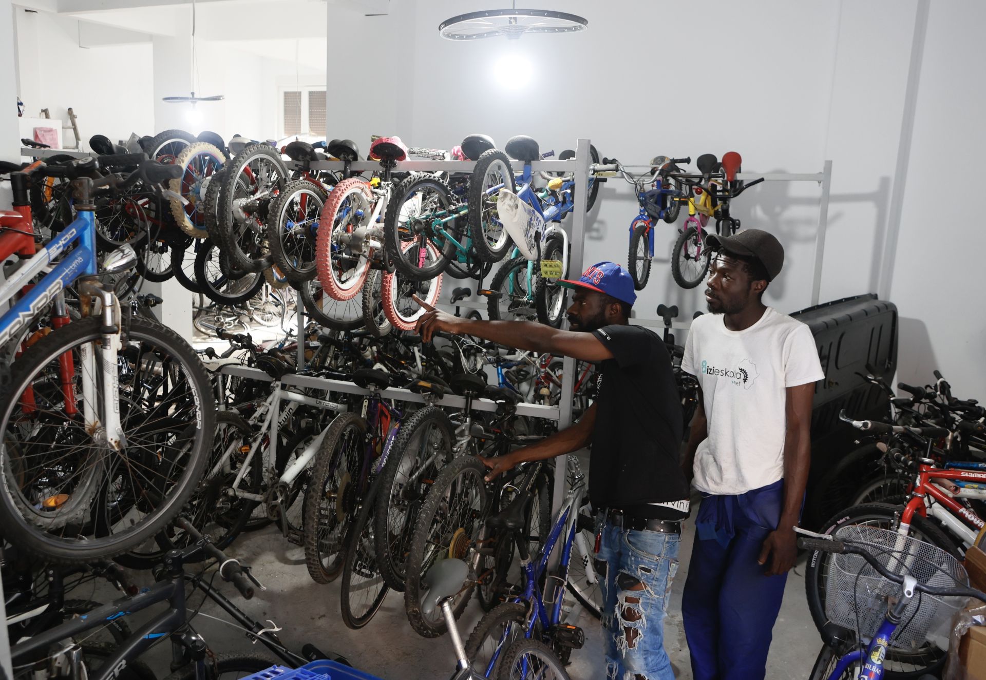 Abre en Bilbao una tienda que da una segunda vida a bicicletas olvidadas y a migrantes en busca de un futuro mejor