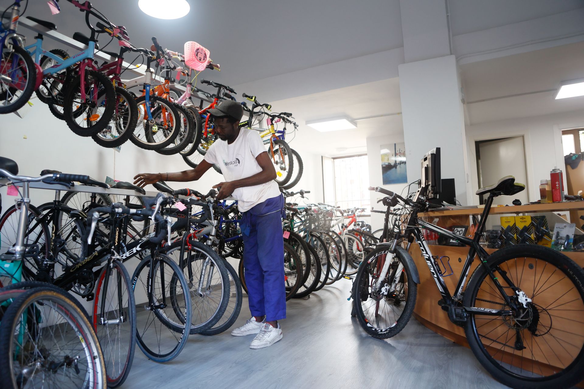 Abre en Bilbao una tienda que da una segunda vida a bicicletas olvidadas y a migrantes en busca de un futuro mejor