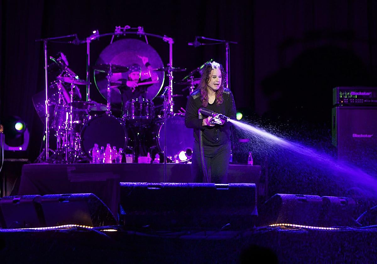 Ozzy rociando con una pistola de agua al público en la edición de 2011.