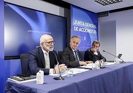 Mikel Barandiaran (CEO), a la izquierda, y Antón Pradera (presidente), en el centro, durante la última junta de accionistas de Dominion.