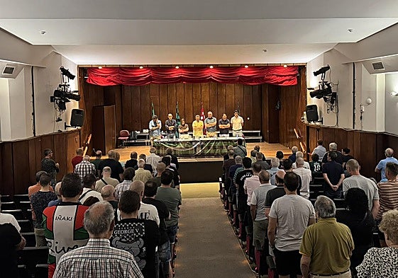 En la asamblea se guardó un minuto de silencio por los riverzales fallecidos.