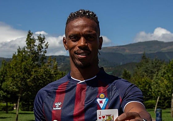 El luso-caboverdiano muestra una carta con su inicial enfundado en la camiseta azulgrana.