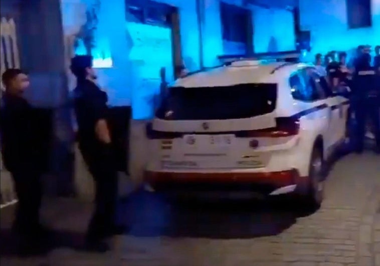 Así fue el ataque a la Ertzaintza en Azpeitia: agentes por el suelo y robo de esposas y walkies