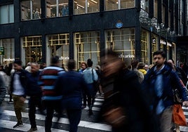 Peatones en la Gran Vía, Bilbao.