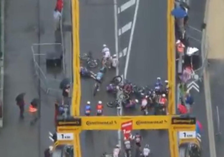 Susto en el Tour: aparatosa caída en el pelotón a un kilómetro de meta