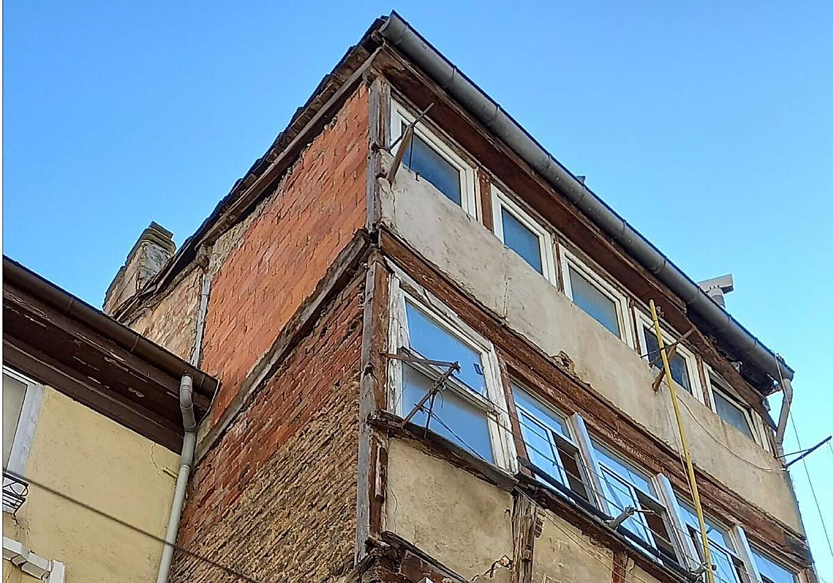 El edificio está que se cae.