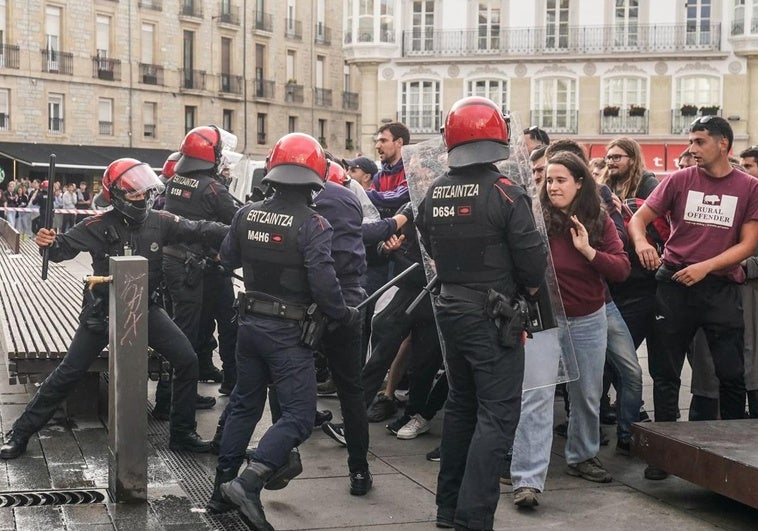 La Ertzaintza carga contra la acampada desplegada por GKS en la Virgen Blanca para exigir su txosna en las fiestas de Vitoria
