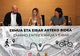 De izquierda a derecha, Iraola, Gámiz y Azpitarte firman el acuerdo entre municipios.