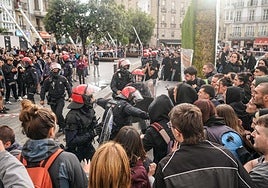 Cuatro detenidos y siete policías heridos en el desalojo de una acampada de GKS en Vitoria para exigir su txosna en fiestas