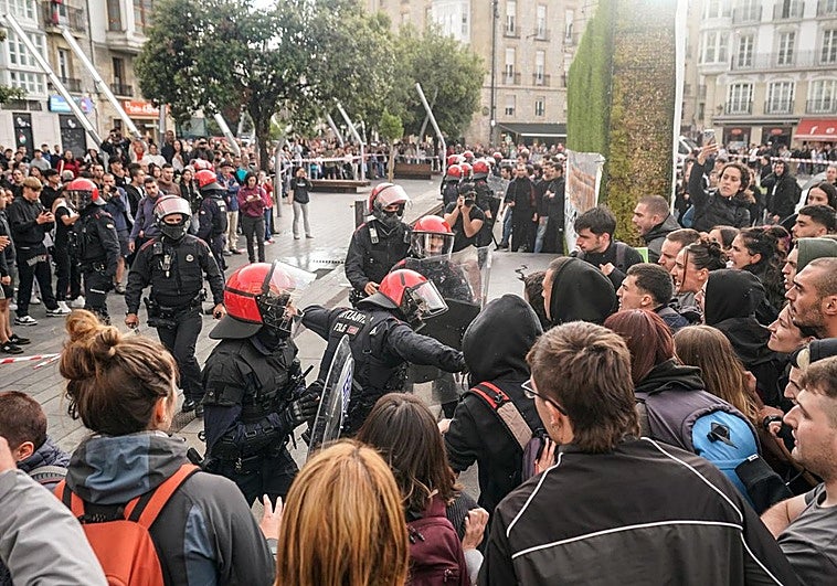 Cuatro detenidos y siete policías heridos en el desalojo de una acampada de GKS en Vitoria para exigir su txosna en fiestas
