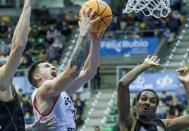 Normantas penetra a canasta en un partido en un partido entre el Rytas Vilnius y el Burgos.