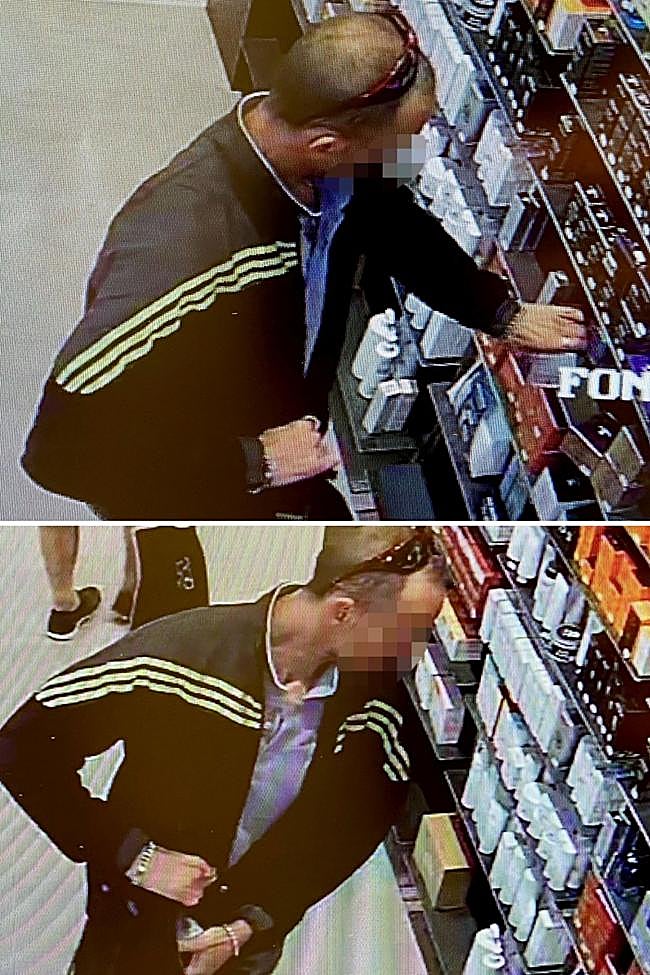 Secuencia que muestra cómo carga en su mochila los artículos cosmeticos.