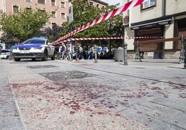 Restos de sangre del ertzaina agredido en Vitoria hace ahora un año.