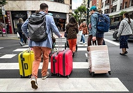 Truistas con maletas en Bilbao.