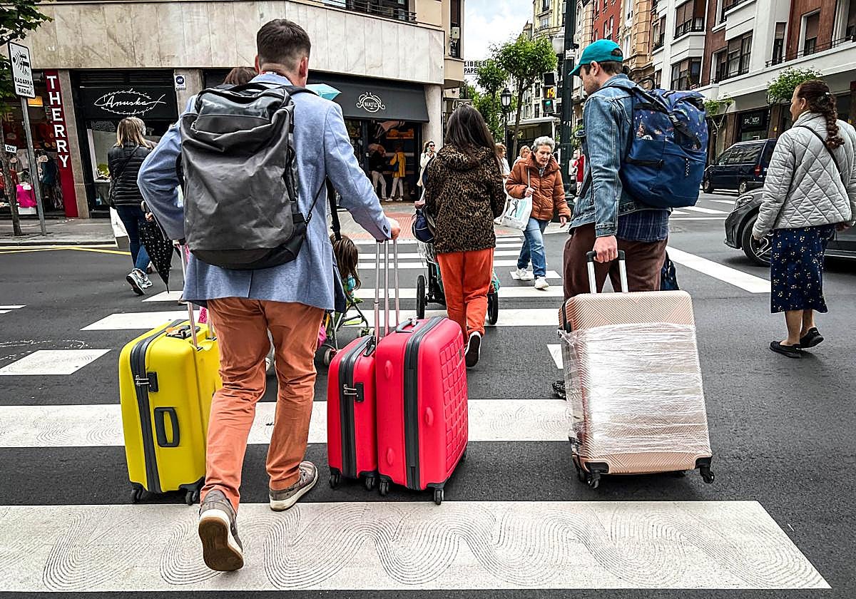 Truistas con maletas en Bilbao.