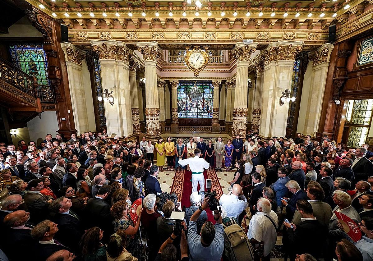 Aurresku de honor frente a la vidriera diseñada por Anselmo Guinea.