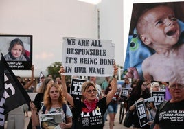 Activistas en Tel Aviv protestan contra la guerra en Gaza.