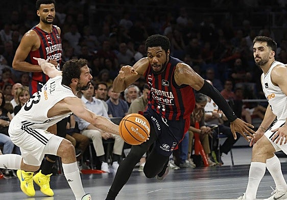 Trent Forrest, entre Llull y Campazzo durante un encuentro del Baskonia en el último playoff.