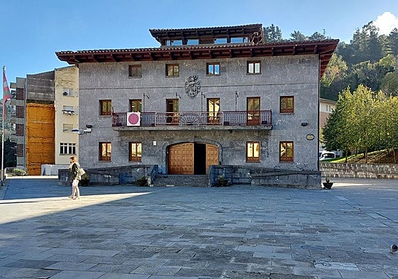 La ayuda foral destinada a obras tras una riada fue utilizada para sufragar una deuda previa.