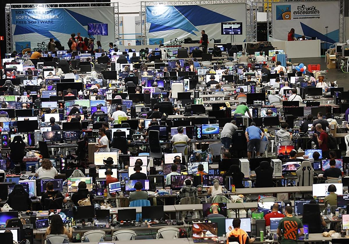 La Euskal Encounter reúne a miles de fanáticos de la tecnología de todo el país.