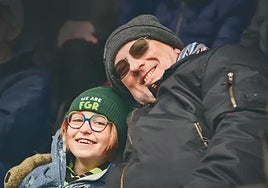 Dos aficionados del Forest Green, el equipo que lleva a cabo la iniciativa, en el estadio.