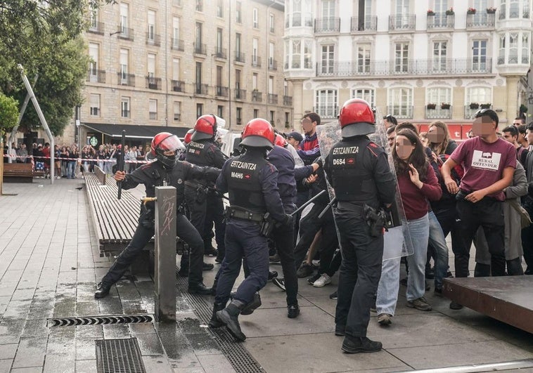 EH Bildu y Elkarrekin se niegan a condenar la «violenta» acampada de GKS en Vitoria