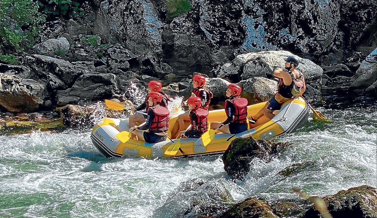 Rafting en las aguas del río Errobi.