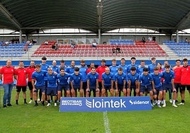 La nueva plantilla del Amorebieta posa en Urritxe.