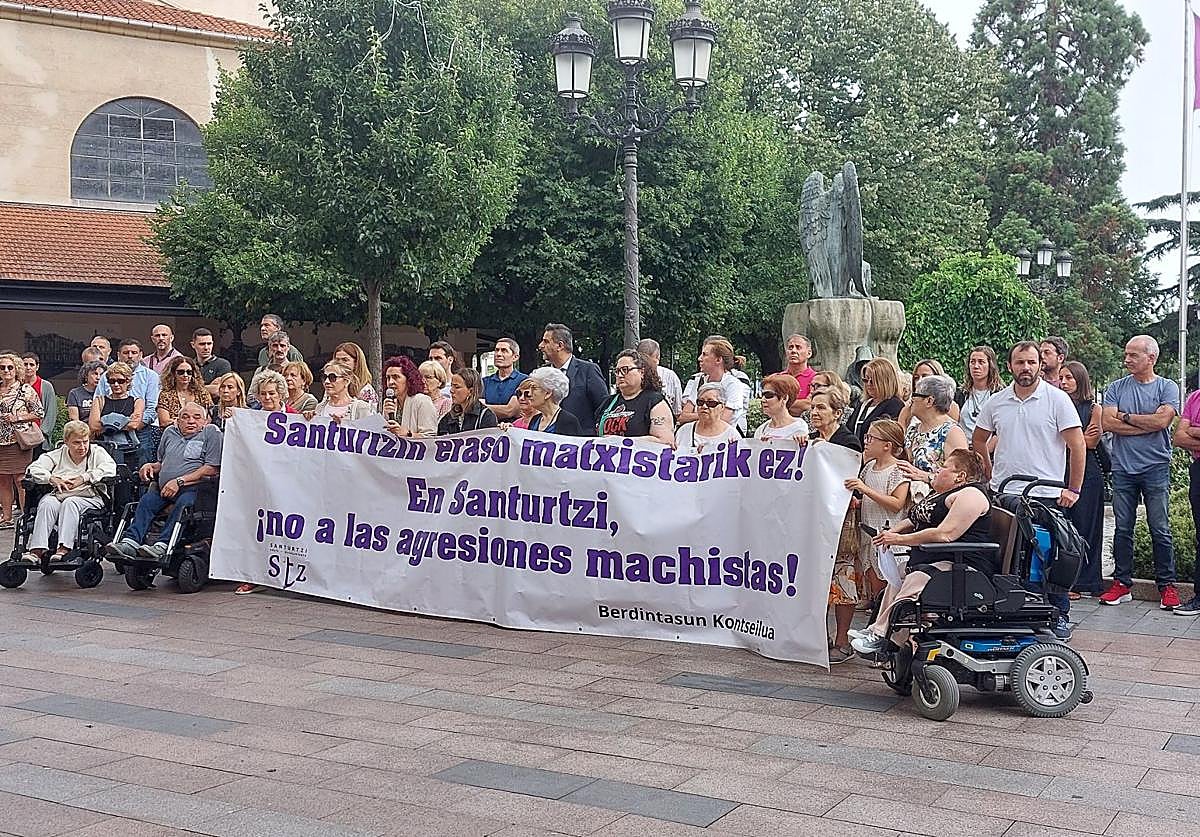 La protesta ha tenido lugar a las 12.00 horas frente al Ayuntamiento.