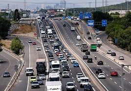 Vista del tráfico este jueves, en la Nacional IV en Madrid, donde comenzó la operación especial de tráfico con motivo del puente de Santiago.