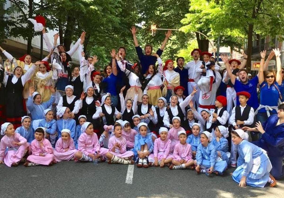 Los integrantes del grupo durante el Bizkaiko Dantzari Eguna de Bilbao en 2018. Ibai Lorak